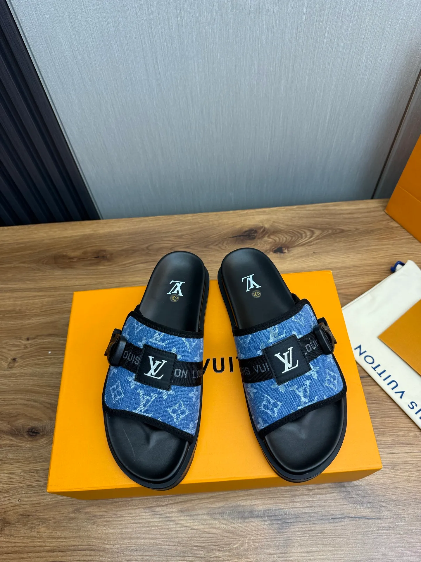 Men's shoes 💰320💰 Lv. hot selling men's slippers 🔥 🩴Official website one to one production 38-45 sizes 45 46 🉑️Customized!